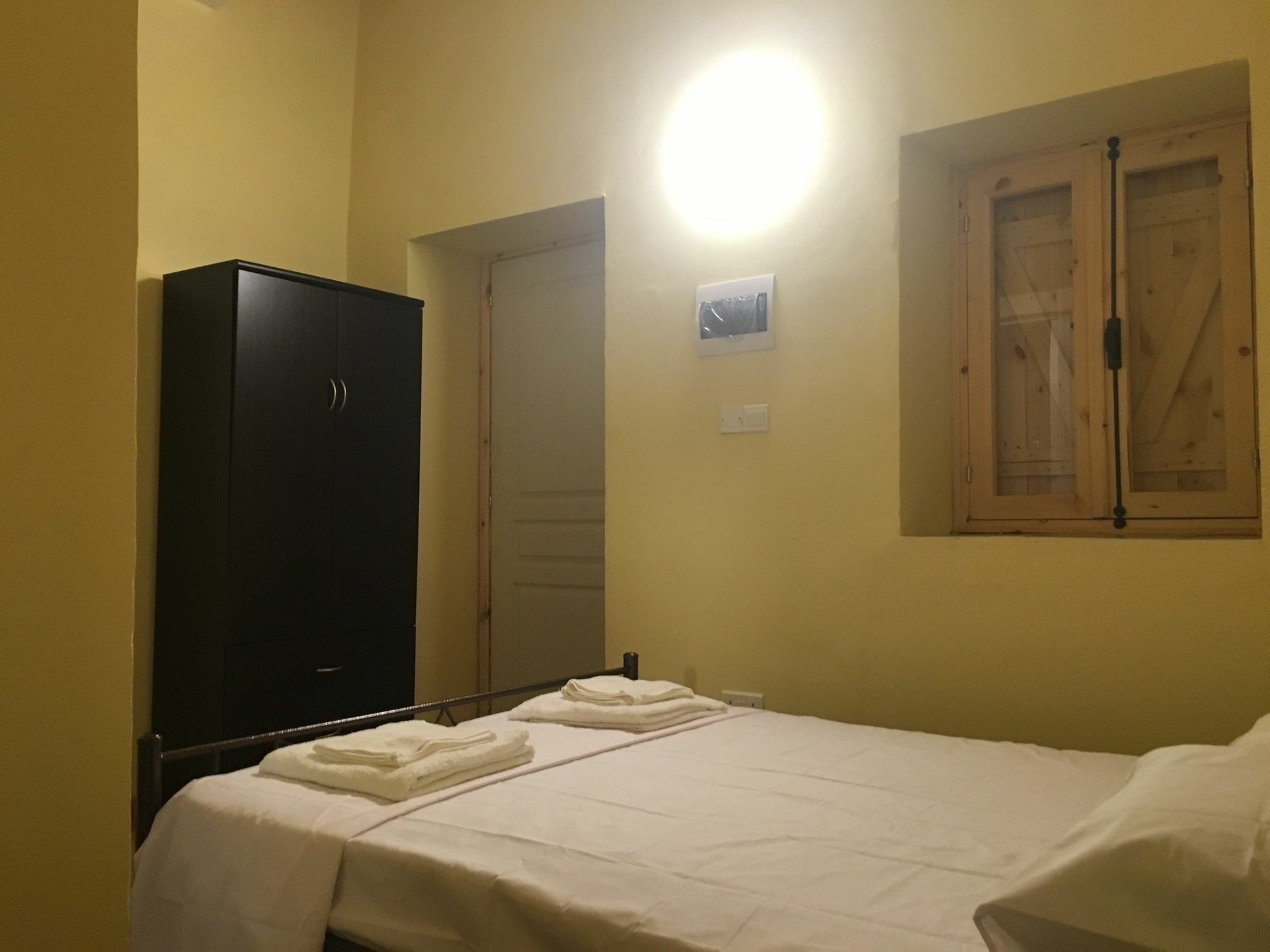 Zouglas App Guesthouse Limassol Ngoại thất bức ảnh